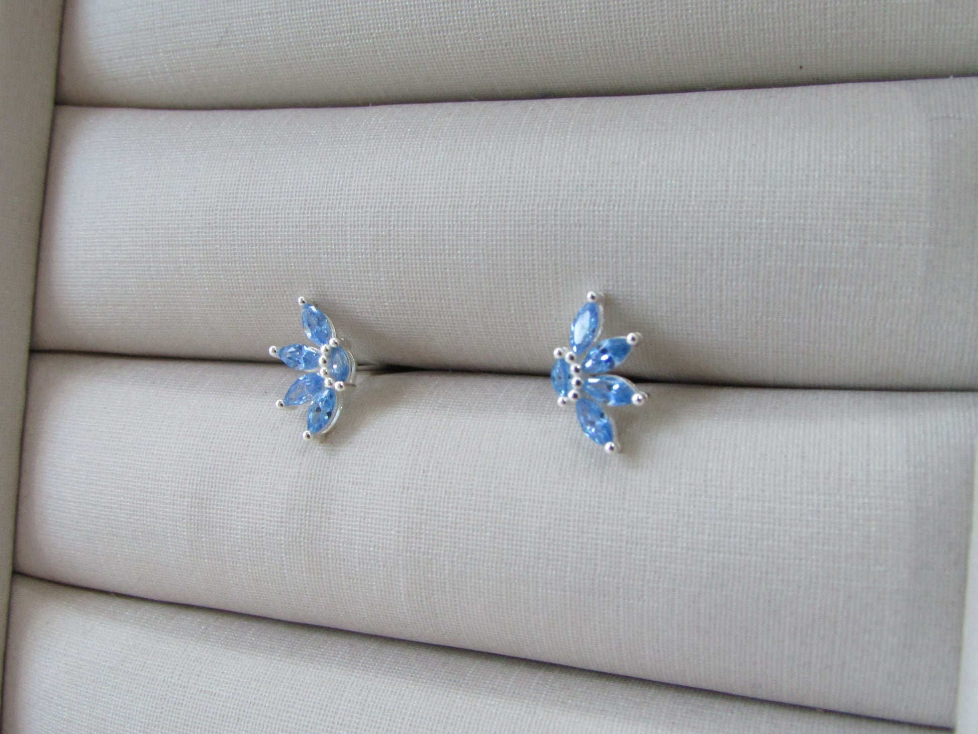 Brinco Meia Flor Zircônias Azuis